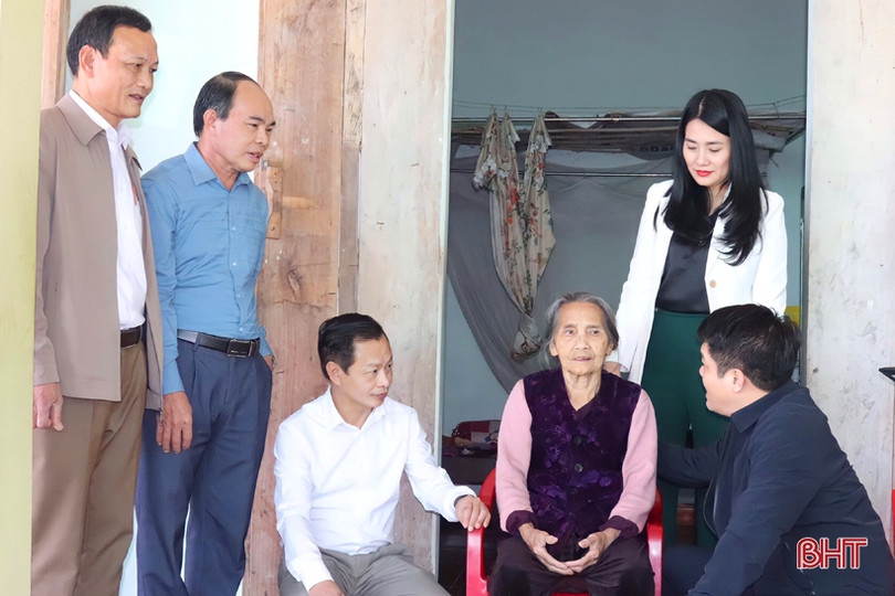 Chủ tịch Ủy ban MTTQ tỉnh trao quà cho các gia đình khó khăn ở Vũ Quang