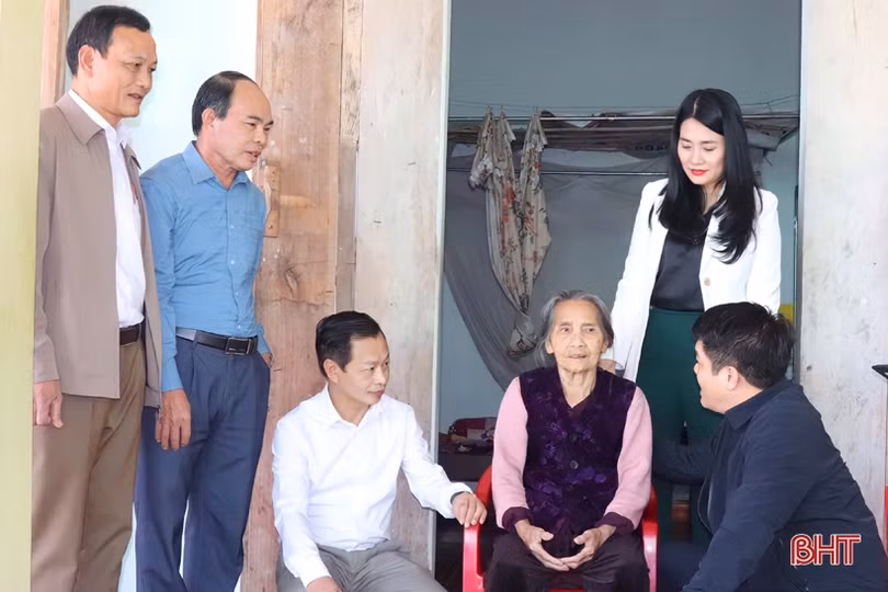 Chủ tịch Ủy ban MTTQ tỉnh trao quà cho các gia đình khó khăn ở Vũ Quang