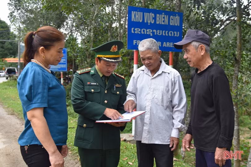 Chung tay dệt tình đoàn kết Việt - Lào
