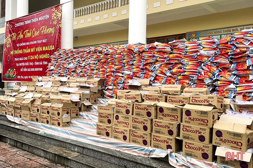 Trao 1.124 suất quà tết cho người nghèo Đức Thọ