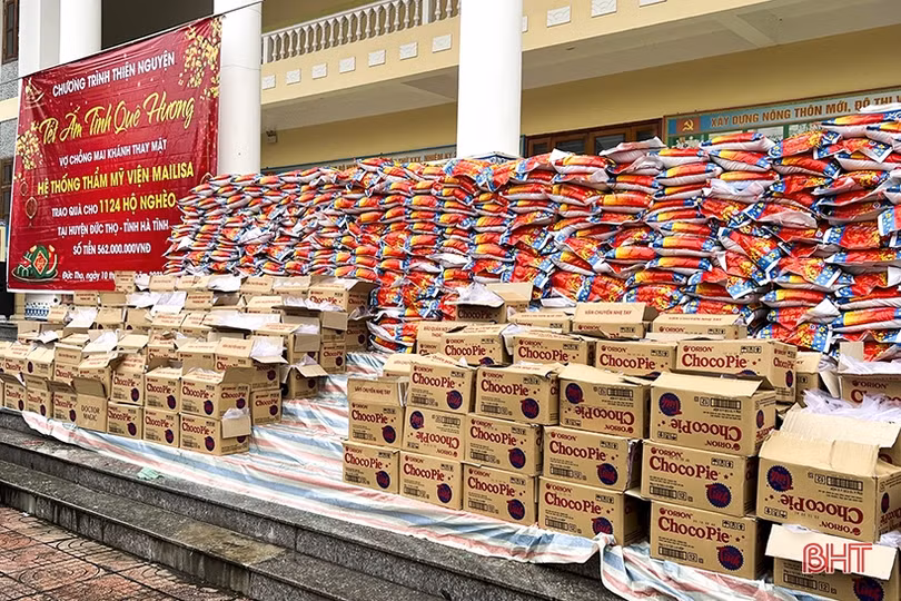 Trao 1.124 suất quà tết cho người nghèo Đức Thọ