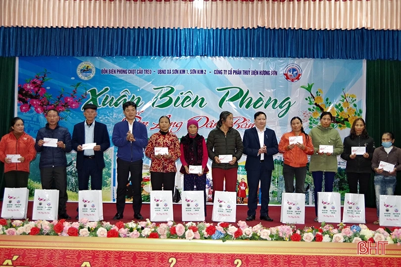 Chương trình “Xuân biên phòng, ấm lòng dân bản” trao tặng nhiều suất quà cho hộ nghèo Hương Sơn