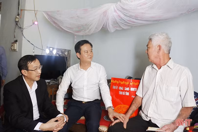 Trao quà tết cho đoàn viên, công nhân, người dân gặp hoàn cảnh khó khăn