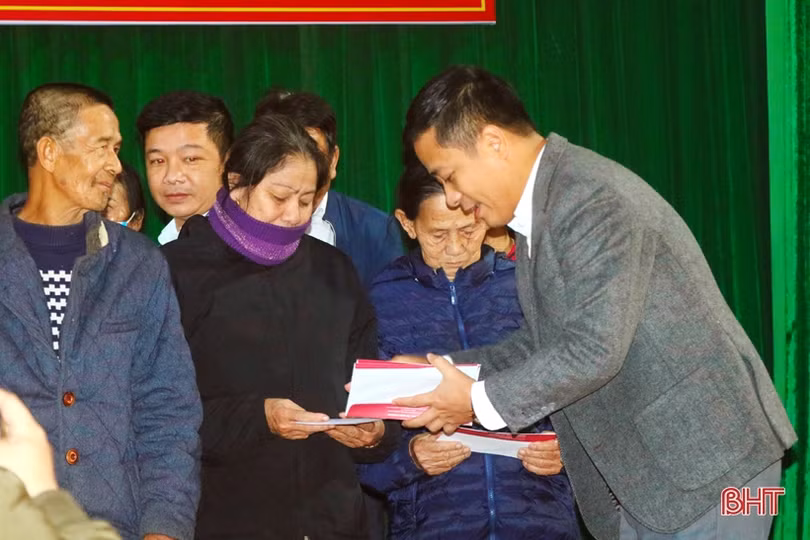 Trao 200 suất quà cho hộ khó khăn huyện Kỳ Anh