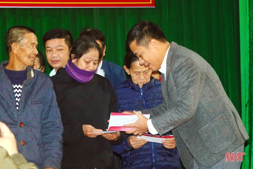 Trao 200 suất quà cho hộ khó khăn huyện Kỳ Anh