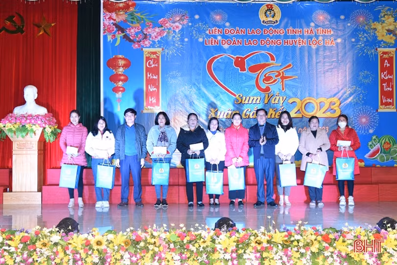 Các địa phương tặng quà tết cho hộ nghèo, người lao động khó khăn