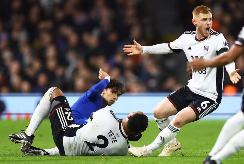 Joao Felix bị đuổi ngay trong trận ra mắt Premier League