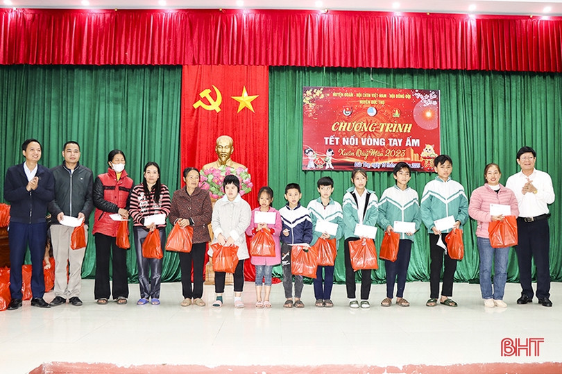 Hàng trăm suất quà tết đến với người dân gặp hoàn cảnh khó khăn ở Hà Tĩnh