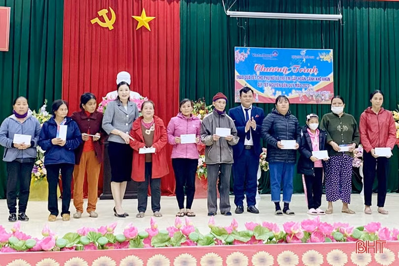 Hàng trăm suất quà tết đến với người dân gặp hoàn cảnh khó khăn ở Hà Tĩnh