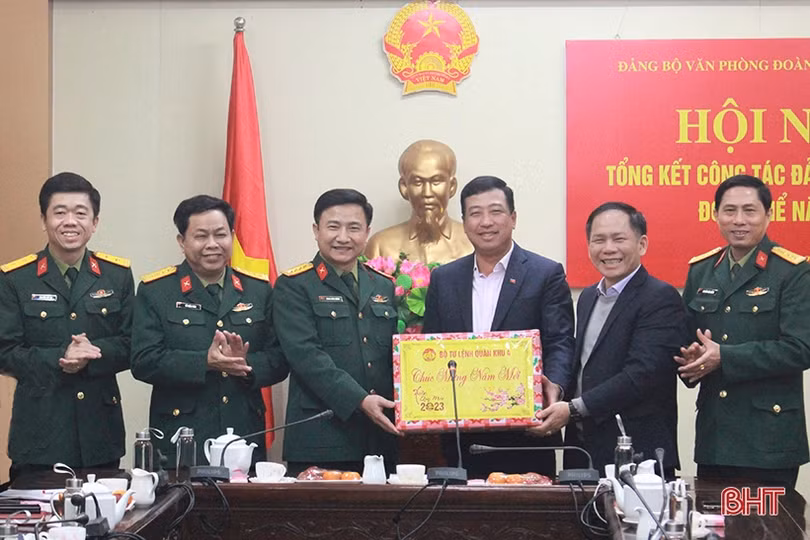 Bộ Tư lệnh Quân khu 4 chúc tết lực lượng vũ trang tỉnh Hà Tĩnh