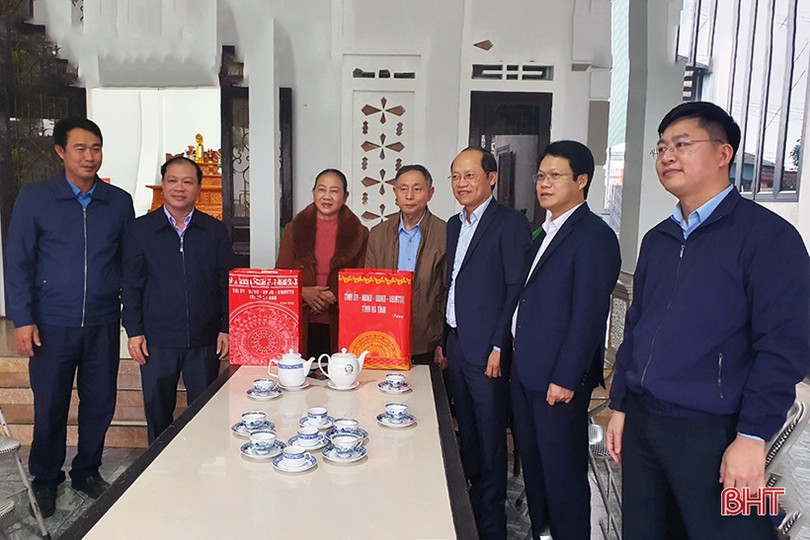 Lãnh đạo tỉnh thăm và chúc tết gia đình chính sách tại TX Kỳ Anh