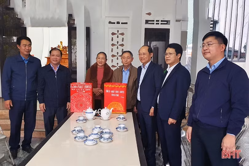 Lãnh đạo tỉnh thăm và chúc tết gia đình chính sách tại TX Kỳ Anh
