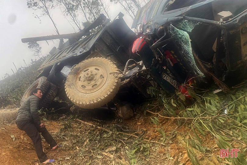 Lật xe chở keo trên rừng, người đàn ông bị thương nặng