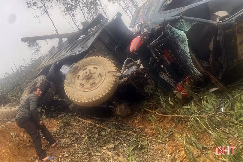 Lật xe chở keo trên rừng, người đàn ông bị thương nặng