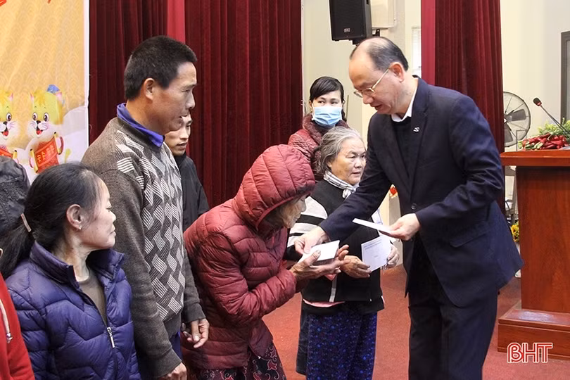 Các địa phương tặng quà tết cho hộ nghèo, người lao động khó khăn