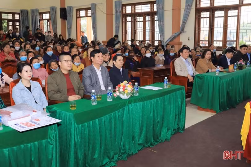 Hương Sơn: Nhiều phần quà tết đến với người nghèo, gia đình chính sách