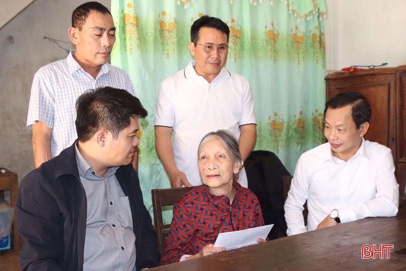 Chủ tịch Ủy ban MTTQ tỉnh trao quà cho các gia đình khó khăn ở Vũ Quang