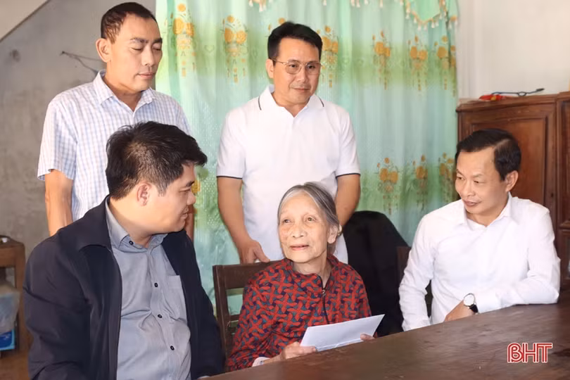 Chủ tịch Ủy ban MTTQ tỉnh trao quà cho các gia đình khó khăn ở Vũ Quang