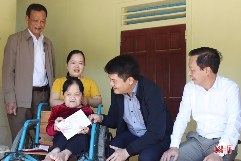 Chủ tịch Ủy ban MTTQ tỉnh trao quà cho các gia đình khó khăn ở Vũ Quang