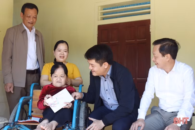 Chủ tịch Ủy ban MTTQ tỉnh trao quà cho các gia đình khó khăn ở Vũ Quang