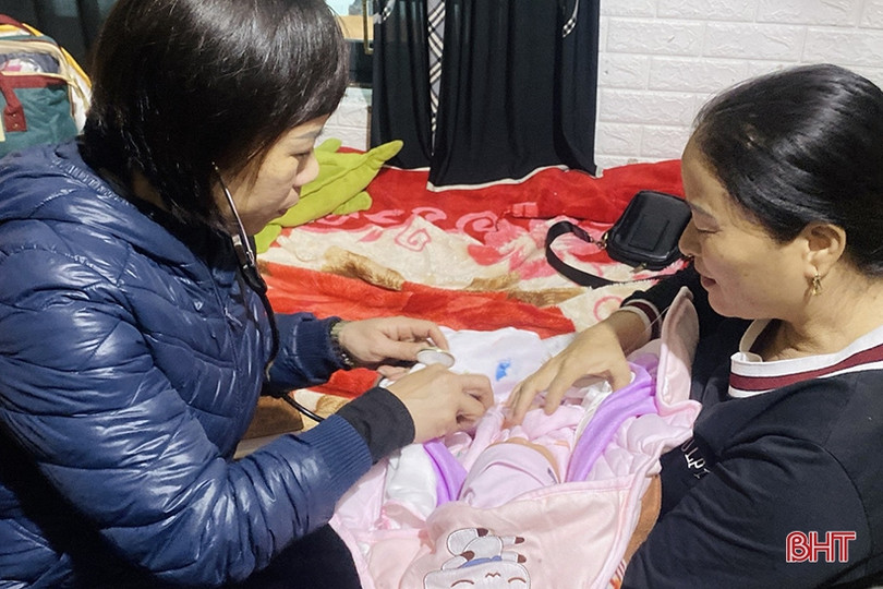 Phát hiện bé gái sơ sinh trong túi xách trước cổng nhà dân ở Nghi Xuân