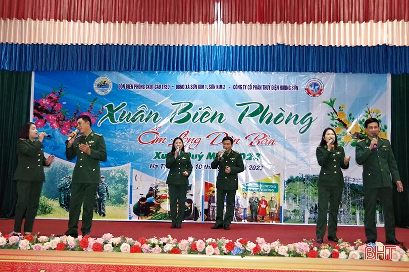 Chương trình “Xuân biên phòng, ấm lòng dân bản” trao tặng nhiều suất quà cho hộ nghèo Hương Sơn