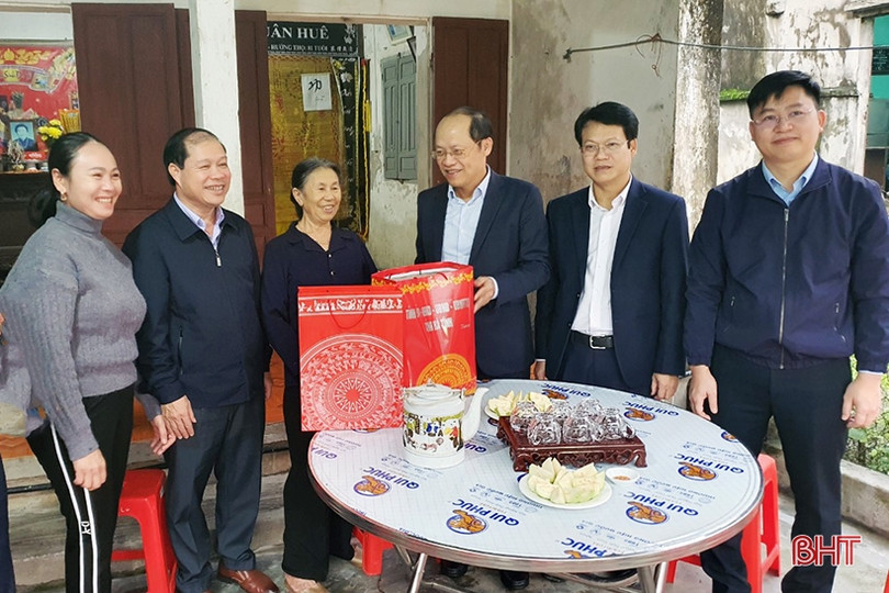 Lãnh đạo tỉnh thăm và chúc tết gia đình chính sách tại TX Kỳ Anh