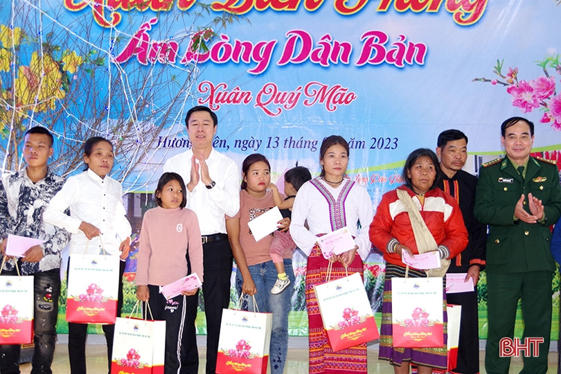 Mang “Xuân biên phòng, ấm lòng dân bản” đến bà con dân tộc Chứt