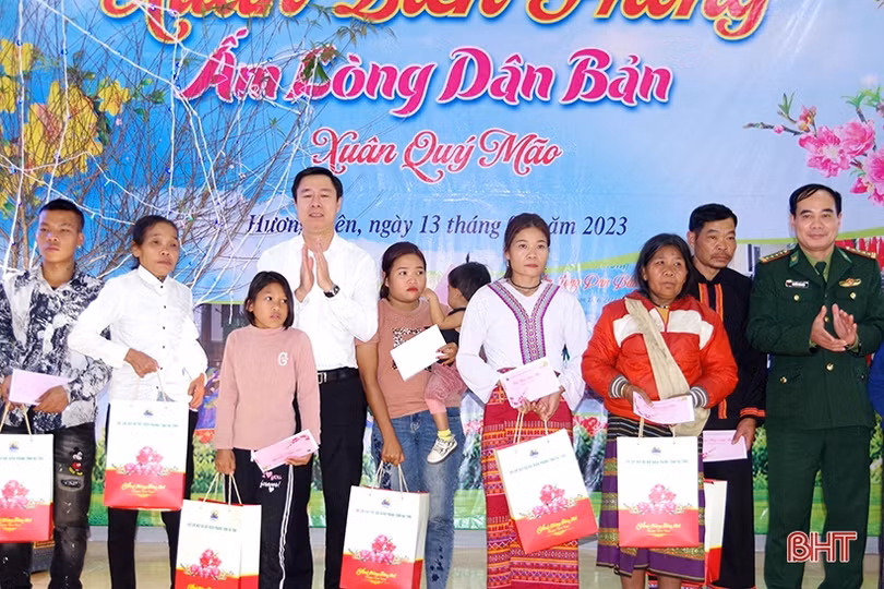 Mang “Xuân biên phòng, ấm lòng dân bản” đến bà con dân tộc Chứt