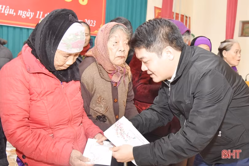 Hàng trăm suất quà tết đến với người nghèo Hà Tĩnh