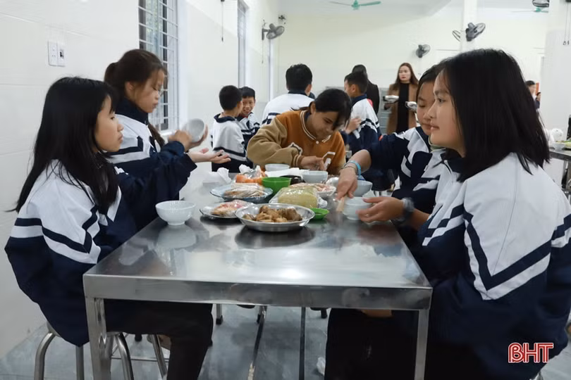 Mang tết yêu thương đến với học sinh nghèo, trẻ em mồ côi 