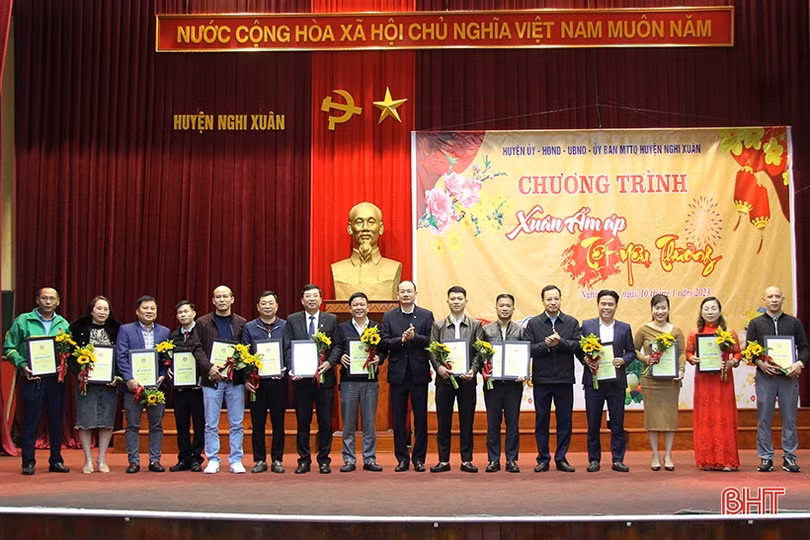 Các địa phương tặng quà tết cho hộ nghèo, người lao động khó khăn