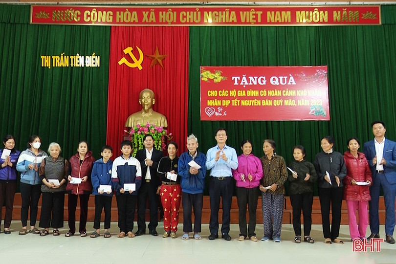 Hàng trăm suất quà tết đến với người dân gặp hoàn cảnh khó khăn ở Hà Tĩnh
