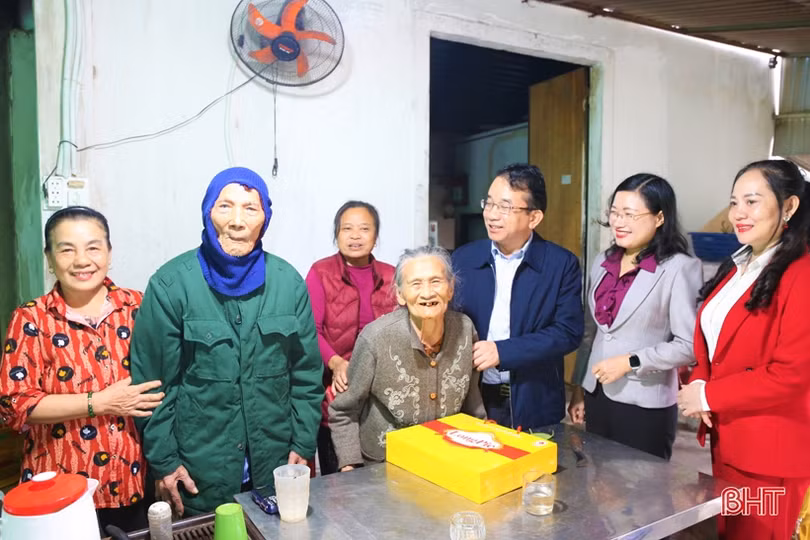 Chủ nhiệm UBKT Tỉnh ủy chúc tết các gia đình chính sách ở Thạch Hà