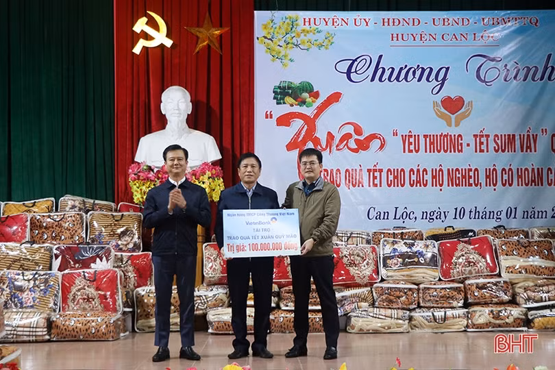 Các địa phương tặng quà tết cho hộ nghèo, người lao động khó khăn