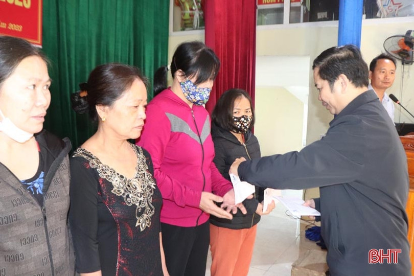 Hội Đồng hương Hương Sơn ở Đồng Nai tặng 100 suất quà cho người nghèo