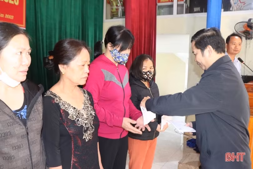 Hội Đồng hương Hương Sơn ở Đồng Nai tặng 100 suất quà cho người nghèo