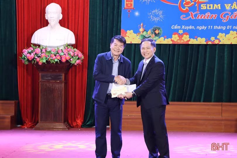 Nhiều phần quà đến với người nghèo, người lao động khó khăn ở Hà Tĩnh