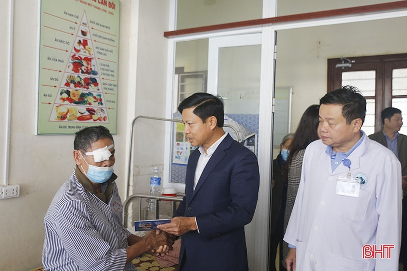 Bảo hiểm xã hội Hà Tĩnh trao quà tết cho bệnh nhân khó khăn