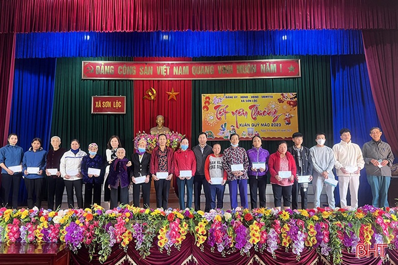 Trao quà của bạn đọc Báo Hà Tĩnh tới các hoàn cảnh cần giúp đỡ