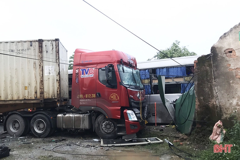 Hà Tĩnh: Xe khách đâm vào cửa hàng vật tư nông nghiệp sau va chạm với container