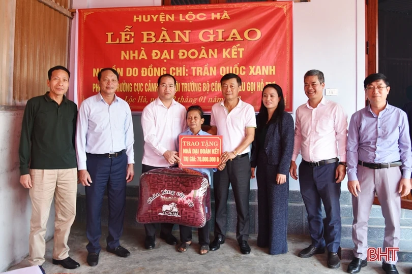 Bàn giao 5 ngôi nhà đại đoàn kết cho các hộ nghèo ở Lộc Hà