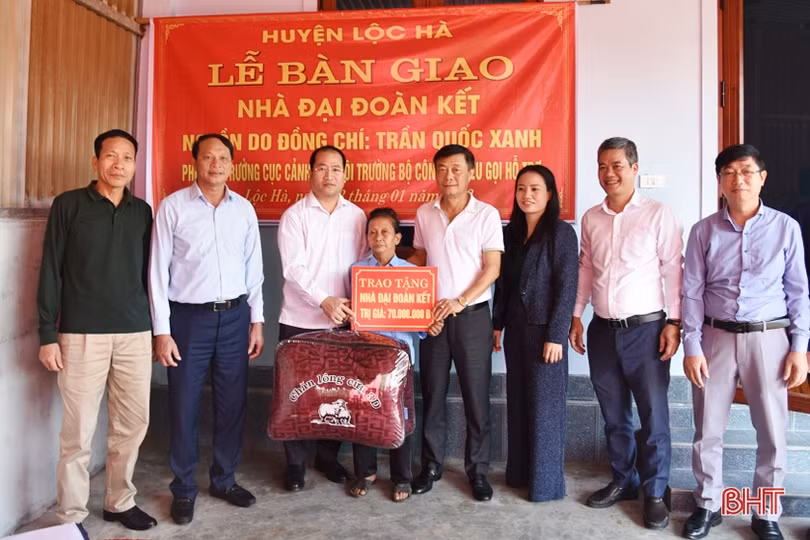 Bàn giao 5 ngôi nhà đại đoàn kết cho các hộ nghèo ở Lộc Hà