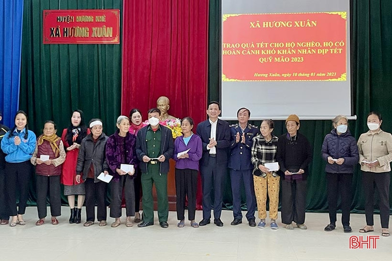 Bí thư Đảng ủy Khối CCQ&DN Hà Tĩnh trao tặng quà tết mẹ Việt Nam anh hùng