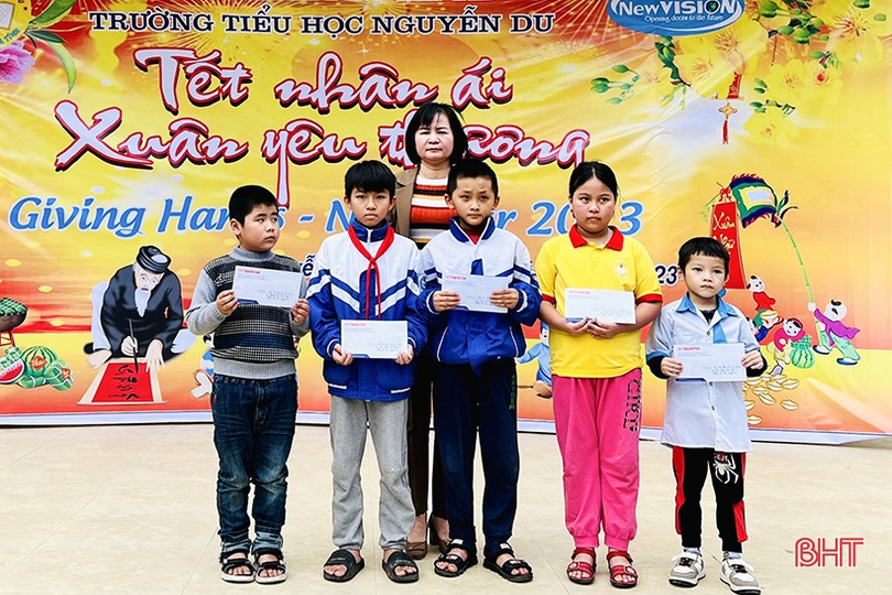 Báo Hà Tĩnh trao tặng 30 suất quà tết cho học sinh, các gia đình có hoàn cảnh khó khăn