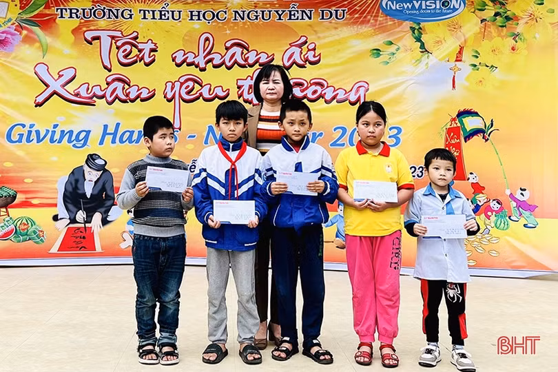 Báo Hà Tĩnh trao tặng 30 suất quà tết cho học sinh, các gia đình có hoàn cảnh khó khăn