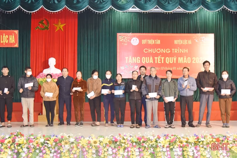 Hàng trăm suất quà tết đến với người nghèo Hà Tĩnh