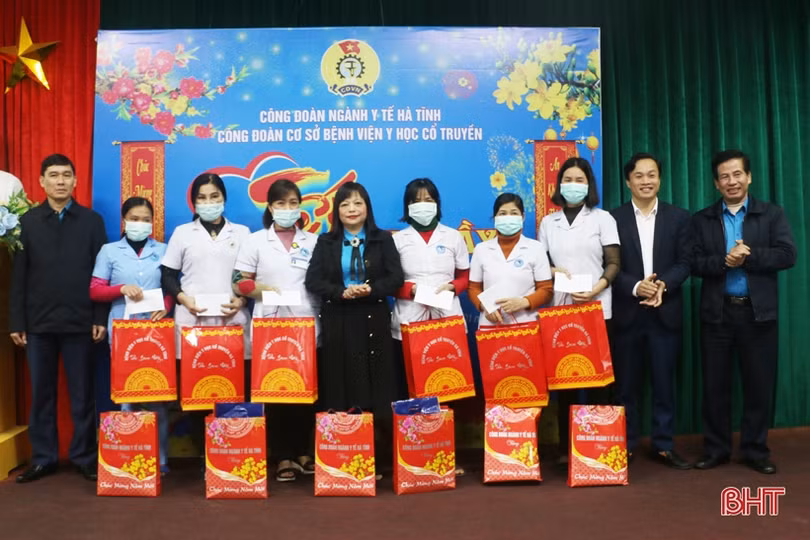 Các cơ sở y tế Hà Tĩnh chăm lo tết cho người lao động, bệnh nhân khó khăn