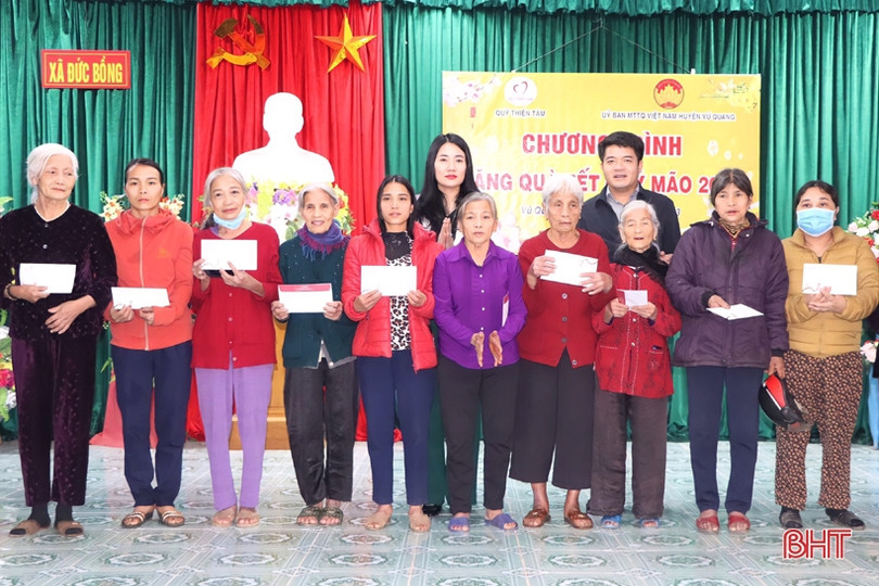 Chủ tịch Ủy ban MTTQ tỉnh trao quà cho các gia đình khó khăn ở Vũ Quang