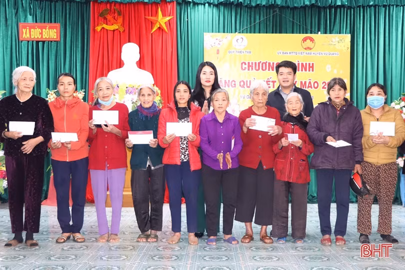 Chủ tịch Ủy ban MTTQ tỉnh trao quà cho các gia đình khó khăn ở Vũ Quang